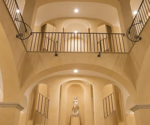 Charme Celestino V° Alojamento de Acomodação e Pequeno-almoço LʼAquila