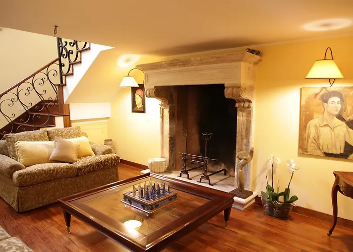 Charme Celestino V° Alojamento de Acomodação e Pequeno-almoço LʼAquila